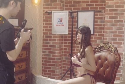 Một cú đụng vô tình, anh chụp được bức ảnh hotgirl nóng bỏng không một chút che đậy
