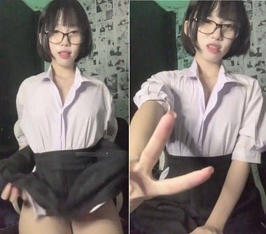 Em học sinh xinh đẹp bị nện vú nhỏ